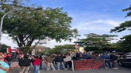 Aliansi Kesatuan Rakyat Menggugat (KERAMAT) menggelar aksi 