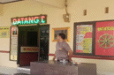 Oknum polisi Polsek Manggala yang diduga membentak seorang guru SDN Borong Makassar saat mengurus surat keterangan hilang (Foto dokumentasi EB)
