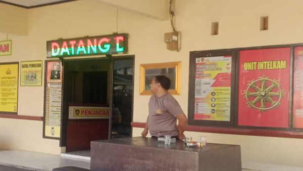 Oknum polisi Polsek Manggala yang diduga membentak seorang guru SDN Borong Makassar saat mengurus surat keterangan hilang (Foto dokumentasi EB)