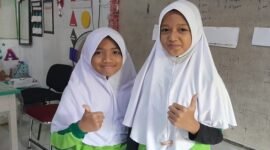 Siswi kelas 4A SD Negeri Borong Makassar, Kholbia dan Dita