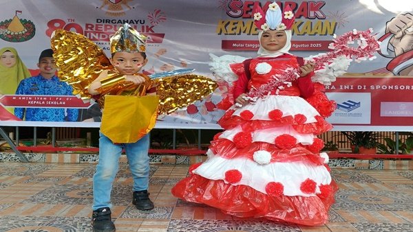 Karnaval HUT RI SDN Borong Makassar Unik dengan Kostum Peri dan Perisai Pancasila