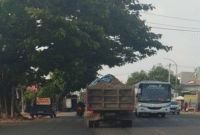 Dump truk Pengakut material tambang yang melewati poros gowa Bak terbuka