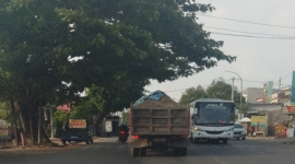 Dump truk Pengakut material tambang yang melewati poros gowa Bak terbuka