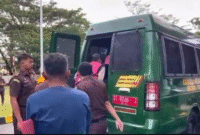 Tiga tersangka kasus dugaan Tipikor pembangunan masjid Desa Patikala Kolut saat digiring masuk ke mobil tahanan