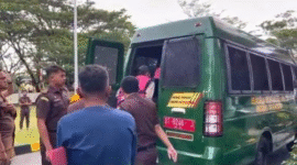 Tiga tersangka kasus dugaan Tipikor pembangunan masjid Desa Patikala Kolut saat digiring masuk ke mobil tahanan
