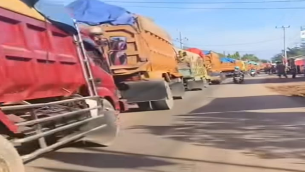 Dumk Truk Pengankut Material Moncong loe- BTP
