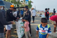 Panitia bersama peserta lomba turun tangan melakukan aksi bersih-bersih di sepanjang garis pantai.
