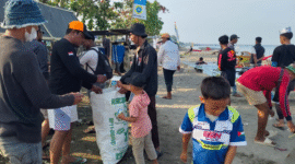 Panitia bersama peserta lomba turun tangan melakukan aksi bersih-bersih di sepanjang garis pantai.