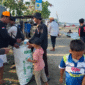 Panitia bersama peserta lomba turun tangan melakukan aksi bersih-bersih di sepanjang garis pantai.