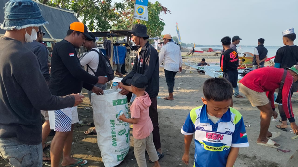 Panitia bersama peserta lomba turun tangan melakukan aksi bersih-bersih di sepanjang garis pantai.