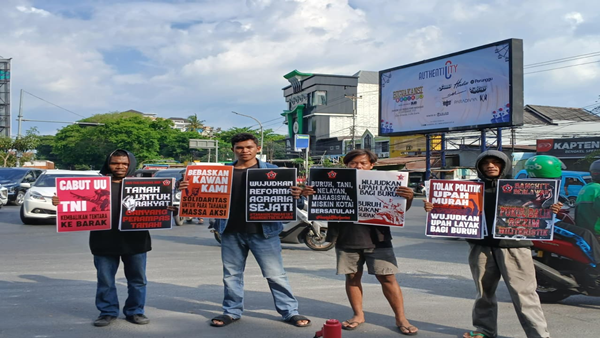 Gerakan Revolusi Demokratik (GRD) menggelar aksi unjuk rasa