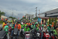 Ratusan driver ojek online yang tergabung dalam Gabungan Ojek Roda Dua Medan Sekitarnya (Godams) menggelar aksi solidaritas di Mapolda Sumut