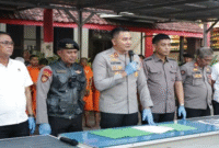 Kapolres Gowa AKBP Muhammad Aldy Sulaiman, didampingi Kasat Reskrim AKP Bahtiar saat konferensi pers di Mapolres Gowa