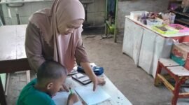 Muh Abil Faiz, murid kelas 1 SD Negeri Borong Makassar, tampak serius mengerjakan PR di kantin sekolah bersama ibunya, Bu Ariati.