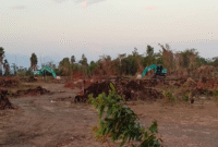 Tanah yang di gali dan 2 alat berat