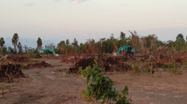 Tanah yang di gali dan 2 alat berat