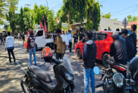 Penutupan total akses jalan membuat arus kendaraan lumpuh
