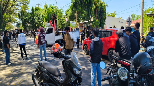 Penutupan total akses jalan membuat arus kendaraan lumpuh