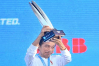 Mantan Presiden RI ke-7, Jokowi saat menyerahkan piala ke pembalap Jaguar TCS Mitch Evans di podium. (Foto ANTARA/Hafidz Mubarak A).