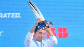 Mantan Presiden RI ke-7, Jokowi saat menyerahkan piala ke pembalap Jaguar TCS Mitch Evans di podium. (Foto ANTARA/Hafidz Mubarak A).