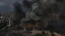 Tangkapan layar video - Gedung Parlemen Nepal Dibakar Massa Akibat Protes Pemblokiran Media Sosial (Ist)