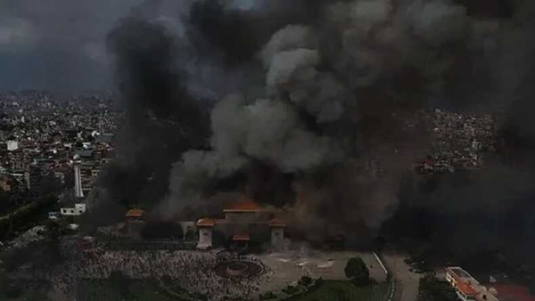 Tangkapan layar video - Gedung Parlemen Nepal Dibakar Massa Akibat Protes Pemblokiran Media Sosial (Ist)