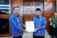 Bantuan dana hibah senilai Rp500 juta yang diserahkan Gubernur Sulawesi Selatan kepada Bupati Luwu