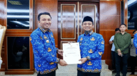 Bantuan dana hibah senilai Rp500 juta yang diserahkan Gubernur Sulawesi Selatan kepada Bupati Luwu