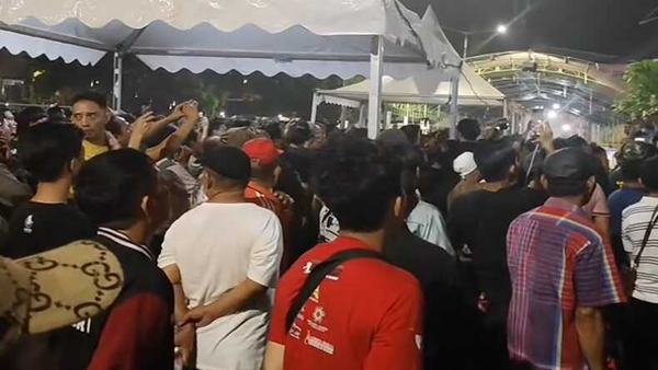 Tangkapan layar video – Turnamen domino Wali Kota Cup Parepare kacau para peserta ramai bersorak curang.