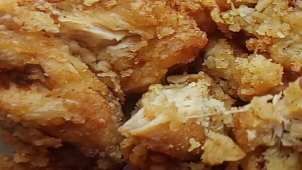 Ayam yang diduga bau dan dibuang