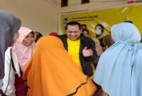 Ketua DPD II Partai Golkar Luwu Timur, Aripin, berinteraksi dengan warga dalam kegiatan pasar murah yang diadakan di salah satu dapil. Pasar murah ini merupakan bagian dari rangkaian acara HUT ke-61 Partai Golkar