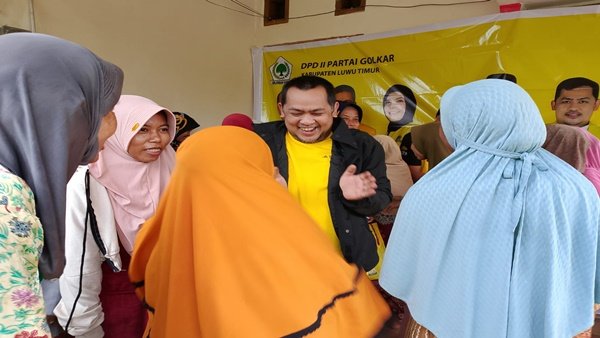 Ketua DPD II Partai Golkar Luwu Timur, Aripin, berinteraksi dengan warga dalam kegiatan pasar murah yang diadakan di salah satu dapil. Pasar murah ini merupakan bagian dari rangkaian acara HUT ke-61 Partai Golkar