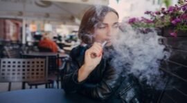 Ilustrasi-rokok elektrik atau vape berisi obat bius etomidate