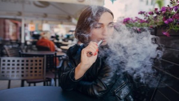 Ilustrasi-rokok elektrik atau vape berisi obat bius etomidate