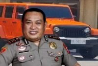 Foto Kolase — Mobil mewah Jeep Wrangler Rubicon milik Kasi Hukum Sipropam Polrestabes Makassar, AKP Ramli, yang viral usai diketahui menggunakan pelat palsu.