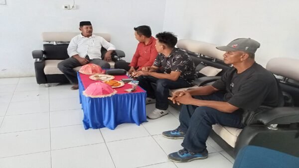 Kepala Desa Sanjai dan Ahli Waris yang pakai topi saat di Kantor Desa