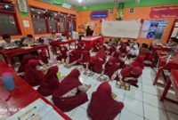 Sejumlah siswa menikmati menu Program MBG berbasis dapur sekolah di SD Negeri Borong Makassar, aman dan tidak beracun. 
