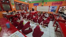 Sejumlah siswa menikmati menu Program MBG berbasis dapur sekolah di SD Negeri Borong Makassar, aman dan tidak beracun. 
