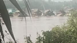 Puluhan rakit mesin “jek” beroperasi bebas di bantaran Sungai Kapuas