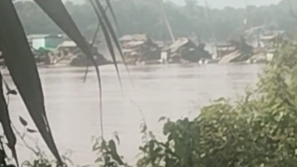 Puluhan rakit mesin “jek” beroperasi bebas di bantaran Sungai Kapuas