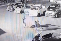 Tangkapan layar cctv  Masjid ICDT Bulukumba saat salah seorang pengunjung jadi korban penyerangan menggunakan Sajam.
