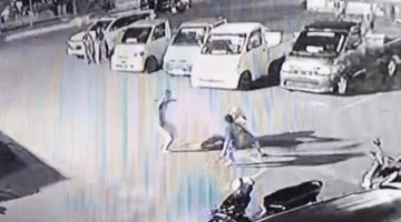 Tangkapan layar cctv  Masjid ICDT Bulukumba saat salah seorang pengunjung jadi korban penyerangan menggunakan Sajam.