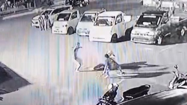 Tangkapan layar cctv  Masjid ICDT Bulukumba saat salah seorang pengunjung jadi korban penyerangan menggunakan Sajam.