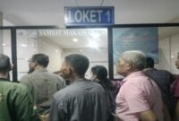 Warga yang berdesak desakan di loket pembayaran