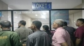 Warga yang berdesak desakan di loket pembayaran