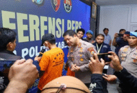 Kapolrestabes Makassar, Kombes Pol Arya Perdana, saat konferensi pers terkait kasus dugaan kekerasan seksual yang dilakukan oleh oknum guru SD Inpres Mangga Tiga. (Foto Humas Polrestabes Makassar)
