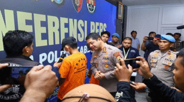 Kapolrestabes Makassar, Kombes Pol Arya Perdana, saat konferensi pers terkait kasus dugaan kekerasan seksual yang dilakukan oleh oknum guru SD Inpres Mangga Tiga. (Foto Humas Polrestabes Makassar)