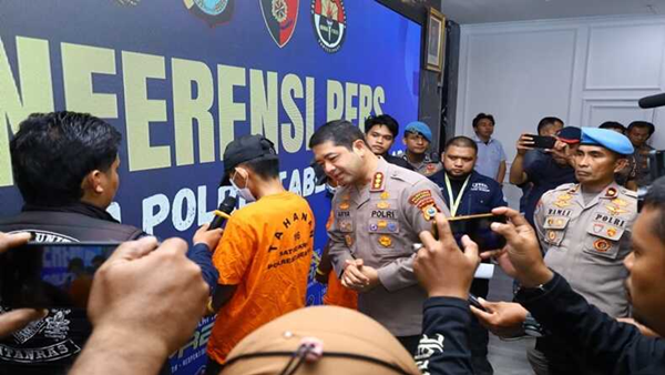 Kapolrestabes Makassar, Kombes Pol Arya Perdana, saat konferensi pers terkait kasus dugaan kekerasan seksual yang dilakukan oleh oknum guru SD Inpres Mangga Tiga. (Foto Humas Polrestabes Makassar)