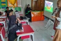 Dr. Sri Gusty, dosen PNUP Makassar, memberikan penguatan inovasi SAKTI dan program Sekolah Adiwiyata di SD Inpres Kelapa Tiga 1 Makassar.