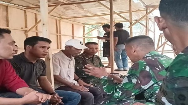 Anggota DPRD Luwu Utara Heriansa Efendi, Kepala Desa Rampoang, serta TNI